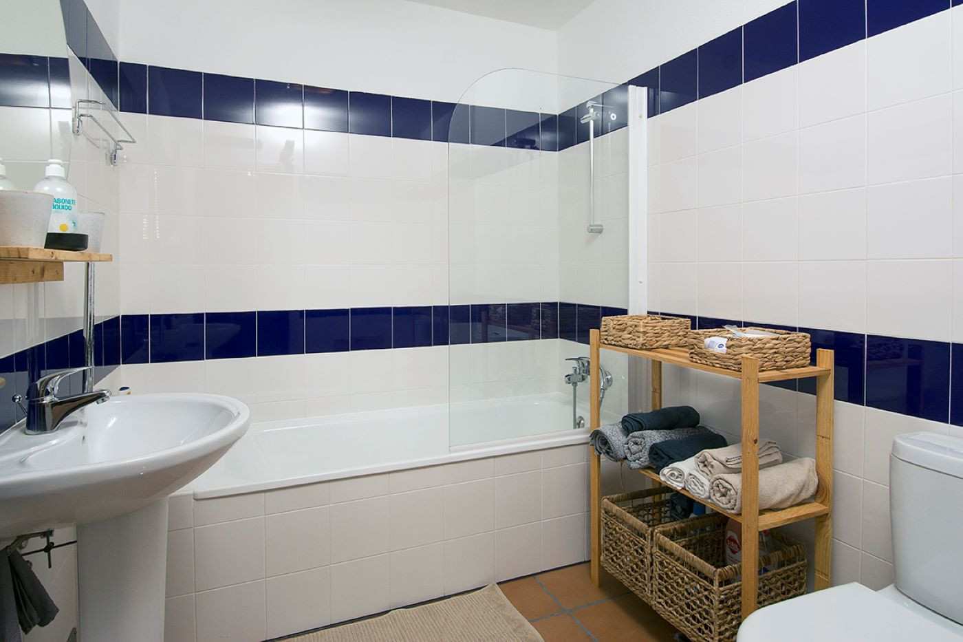 Badezimmer mit Badewanne in der Ferienwohnung Casa Cactus