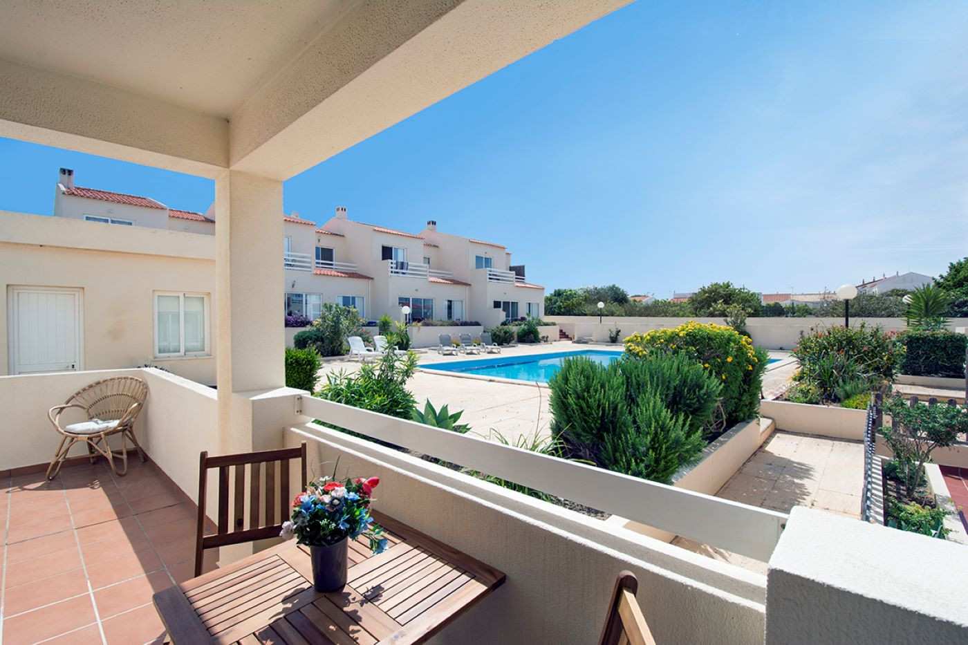 Private Terrasse mit Zugang zum Gemeinschaftspool